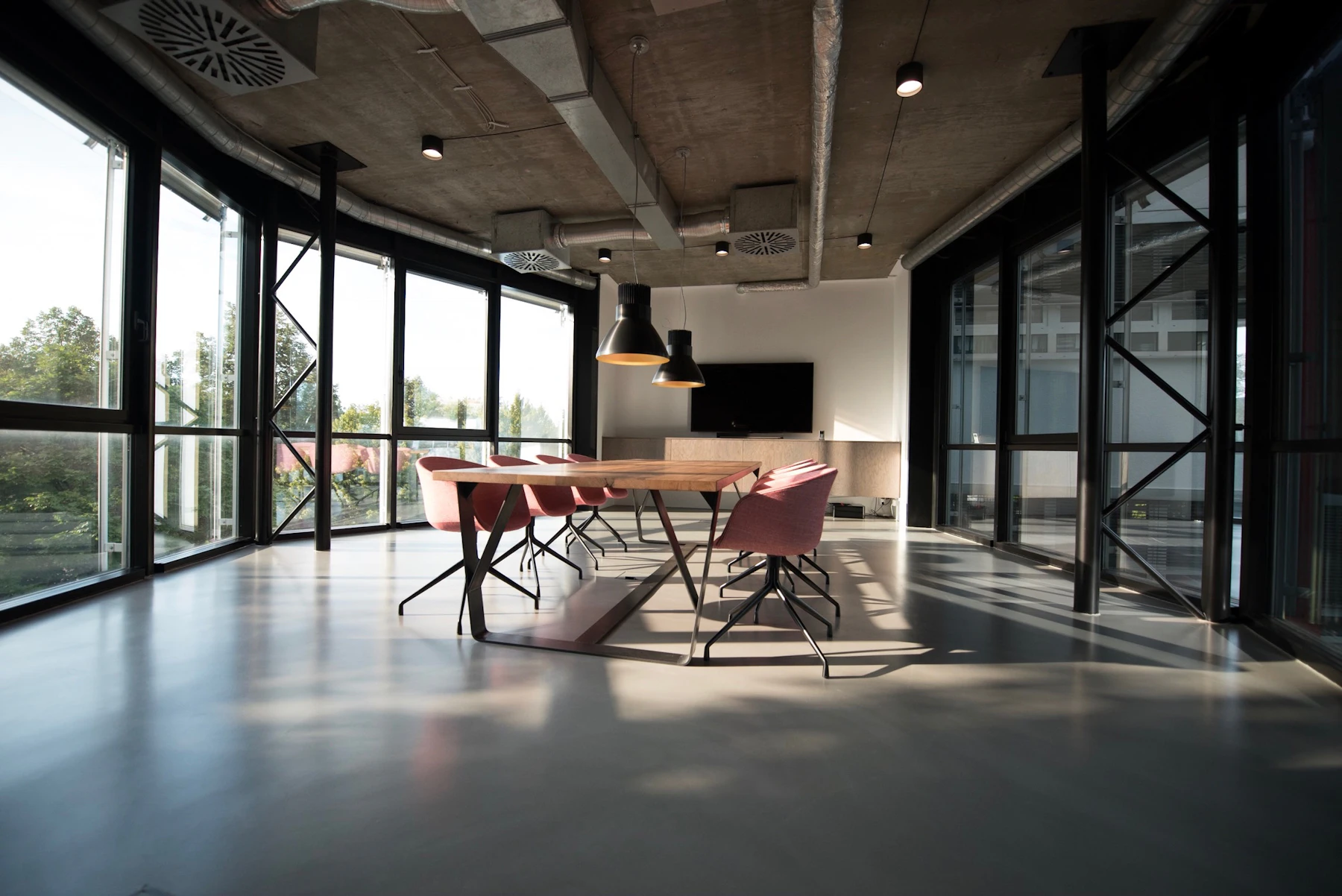 Interior corporativo con estructura de acero y concreto