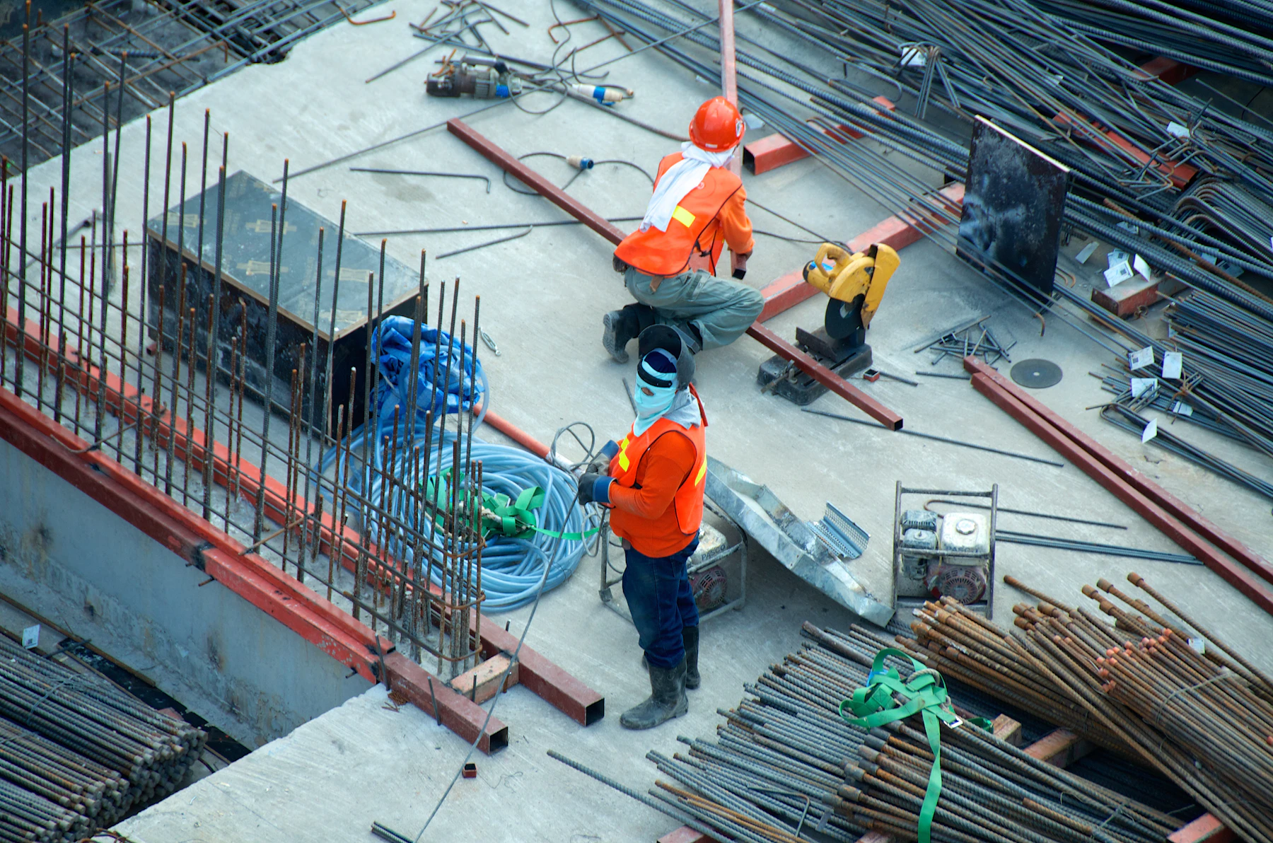 Equipo ejecutando estructura de acero en obra